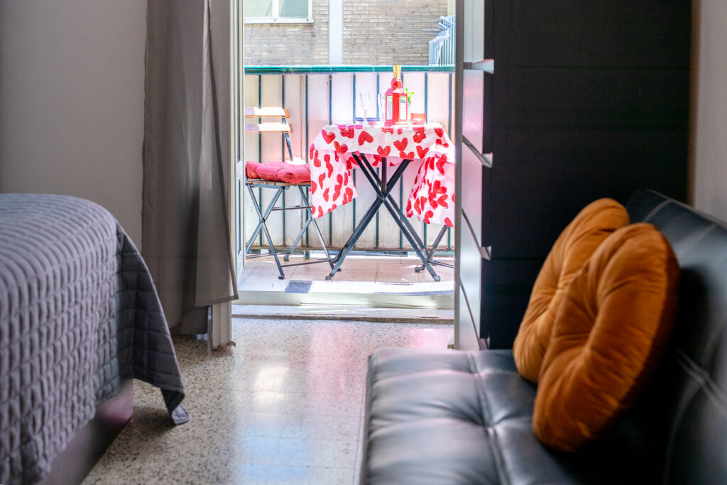 Camera matrimoniale con balcone di MaMa Rooms and Apartment a Roma