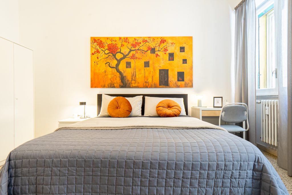 Camera matrimoniale con letto e quadro