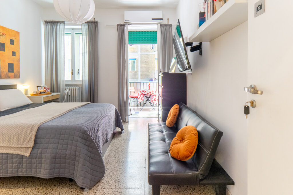 Camera matrimoniale con balcone di MaMa Rooms and Apartment a Roma